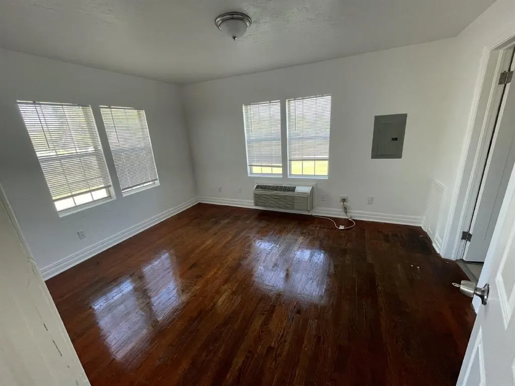 Photo 4 — 1800 Exchange Avenue 1/2, Oklahoma City, OK 73108