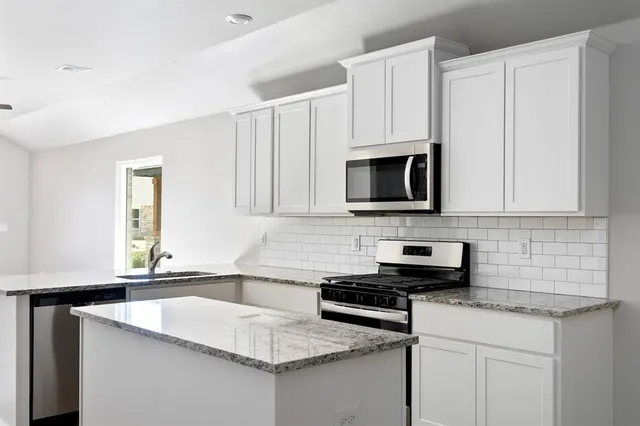 Photo 2 — 12716 Carrara Lane, Yukon, OK 73099