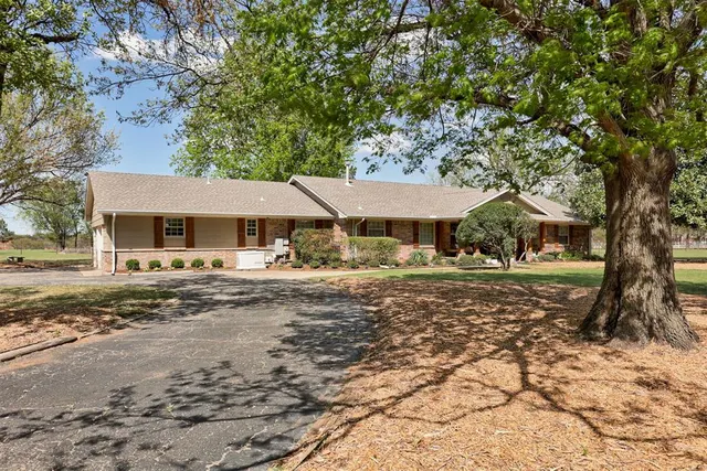Photo 2 — 2705 Redbud Lane, Edmond, OK 73025