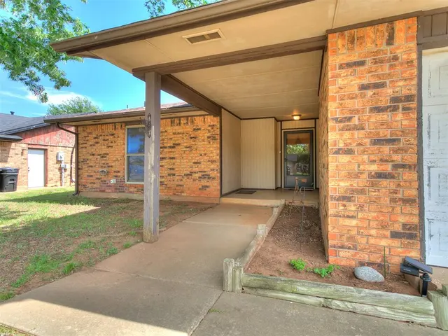 Photo 3 — 904 SE 15th Street, Moore, OK 73160