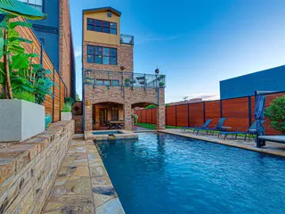 Sold home at 319 NE 1st Street