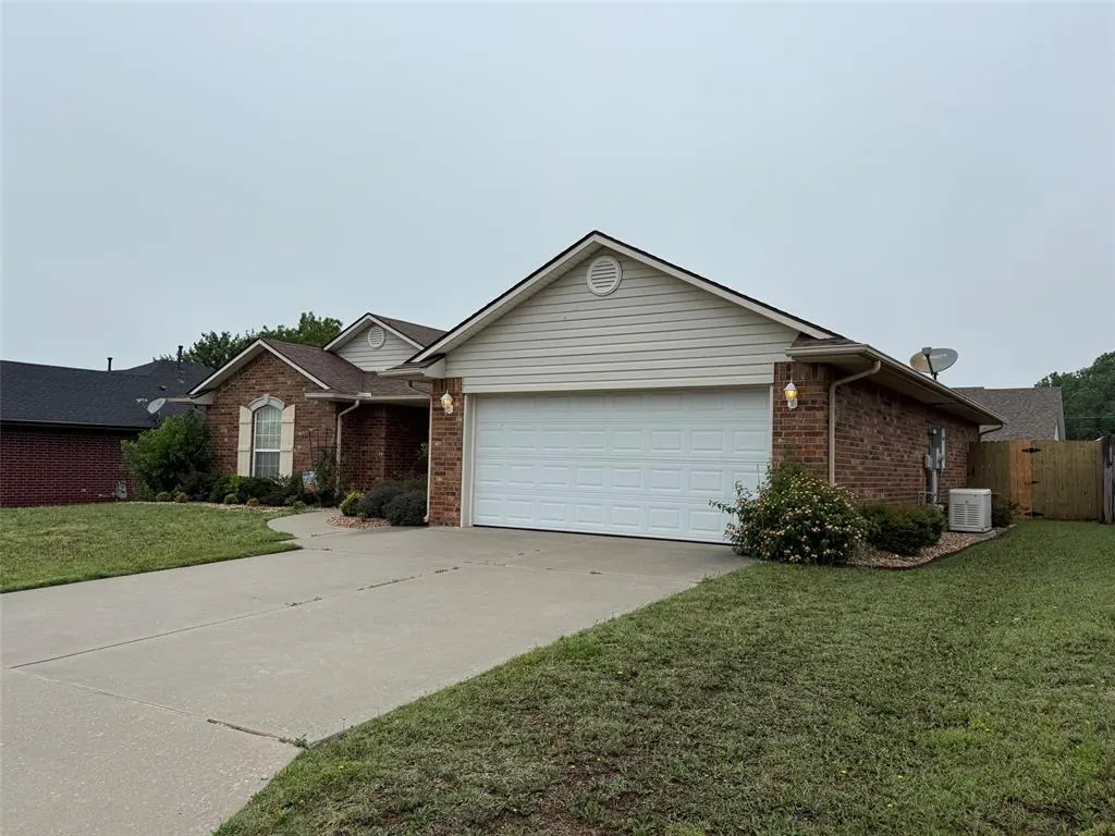 Photo 2 — 1926 E Aspen Place, Shawnee, OK 74804