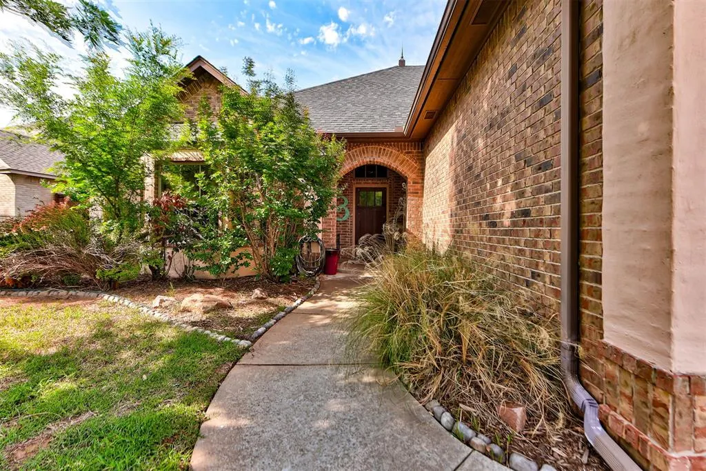 Photo 2 — 19513 Crest Ridge Drive, Edmond, OK 73012