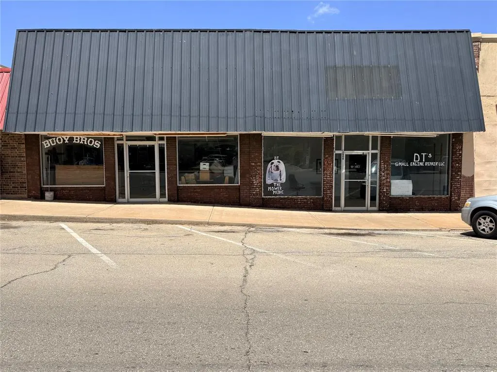 Front exterior — 606 W Carl Hubbell Boulevard, Meeker, OK 74855