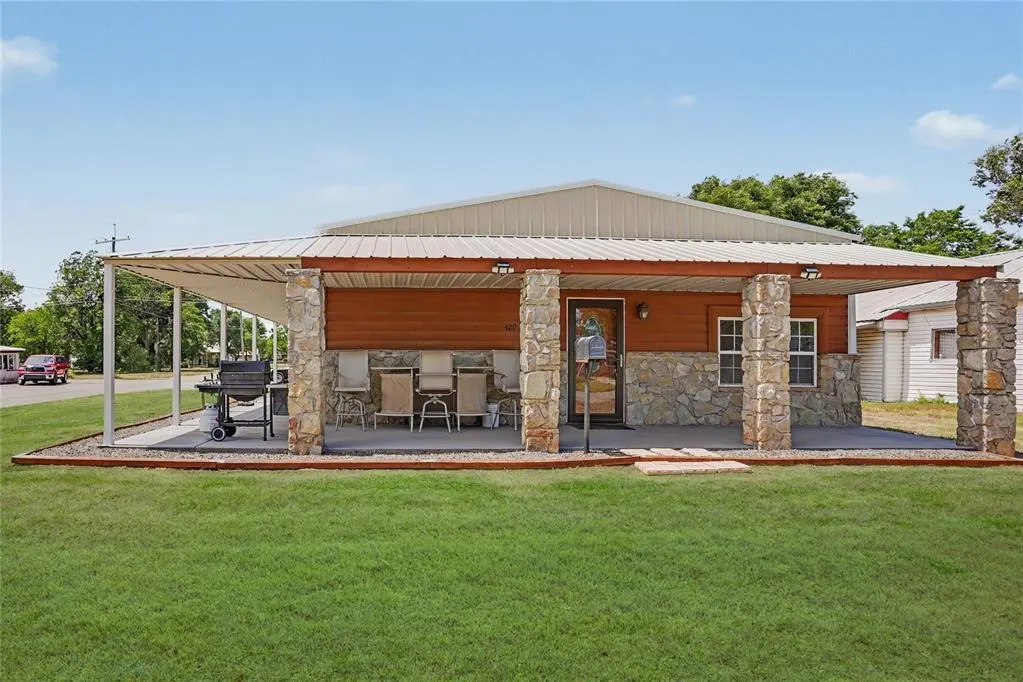 Photo 2 — 429 S Bailey Street, Hobart, OK 73651