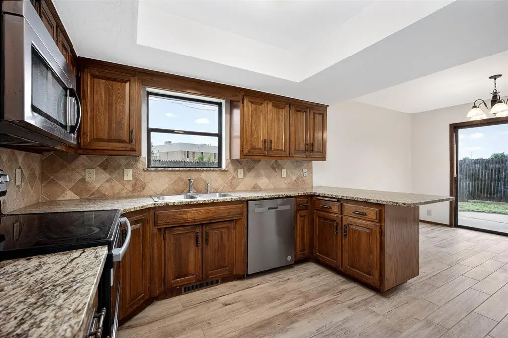 Photo 10 — 9601 Berkley Court, Oklahoma City, OK 73162