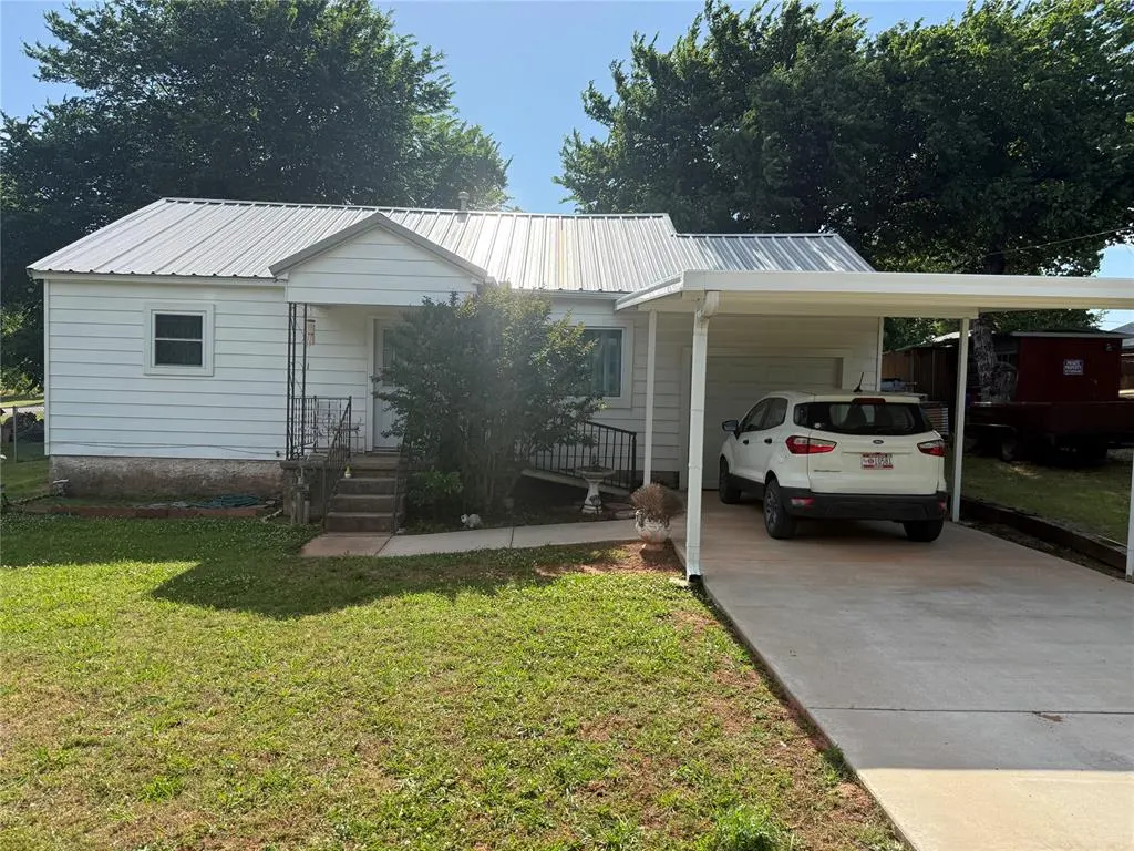 Front exterior — 223 N Oak Avenue, Chandler, OK 74834