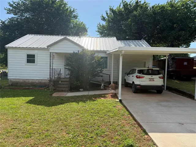 Front exterior — 223 N Oak Avenue, Chandler, OK 74834