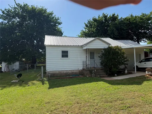 Photo 3 — 223 N Oak Avenue, Chandler, OK 74834