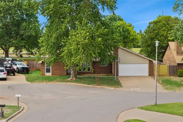 Photo 2 — 131 Regency Drive, Clinton, OK 73601