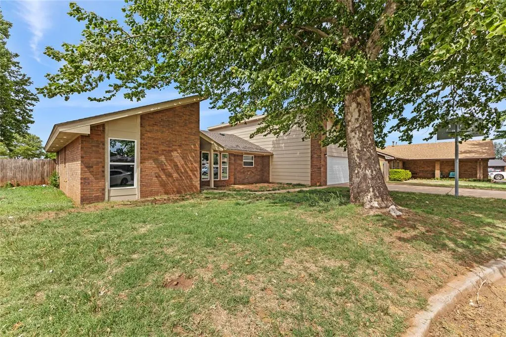 Photo 3 — 131 Regency Drive, Clinton, OK 73601