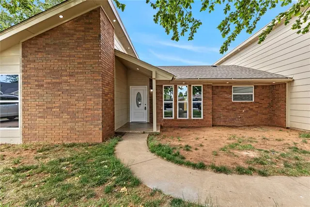 Photo 4 — 131 Regency Drive, Clinton, OK 73601