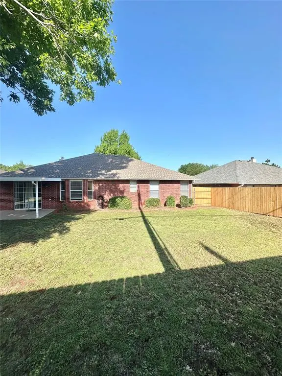 Photo 5 — 1804 Victoria Place, Edmond, OK 73003