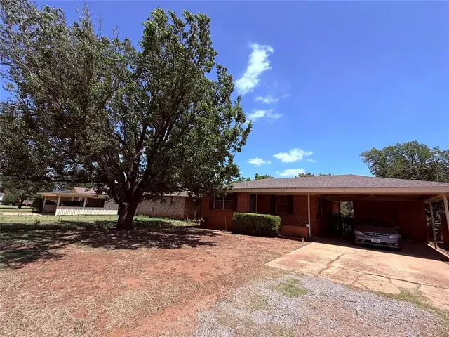 Photo 2 — 217 S 17th Street, Clinton, OK 73601