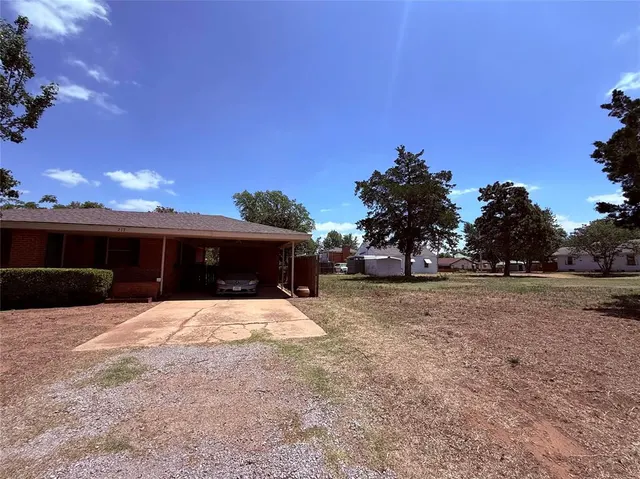 Photo 3 — 217 S 17th Street, Clinton, OK 73601