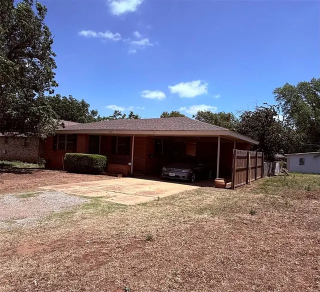 Photo 4 — 217 S 17th Street, Clinton, OK 73601