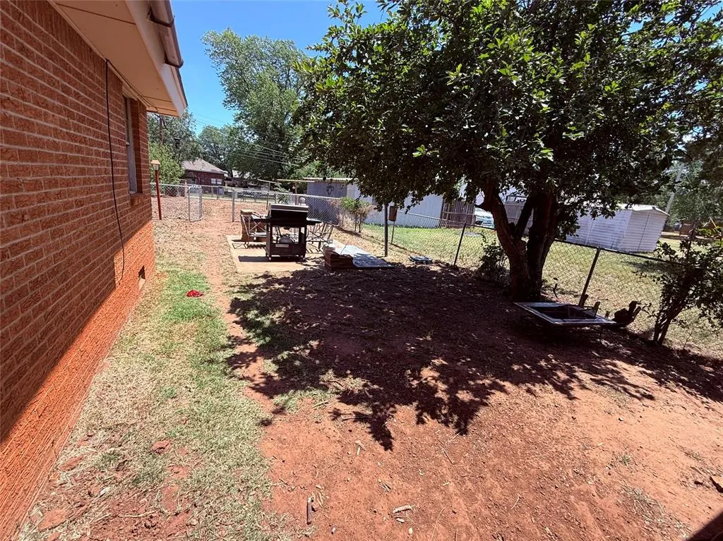 Photo 16 — 217 S 17th Street, Clinton, OK 73601