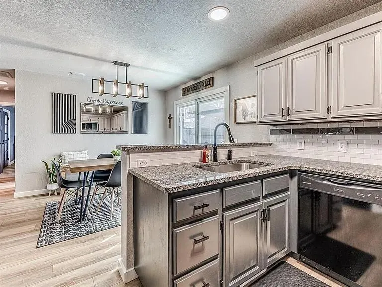 Photo 6 — 2912 Canyon Oaks Court, Norman, OK 73071