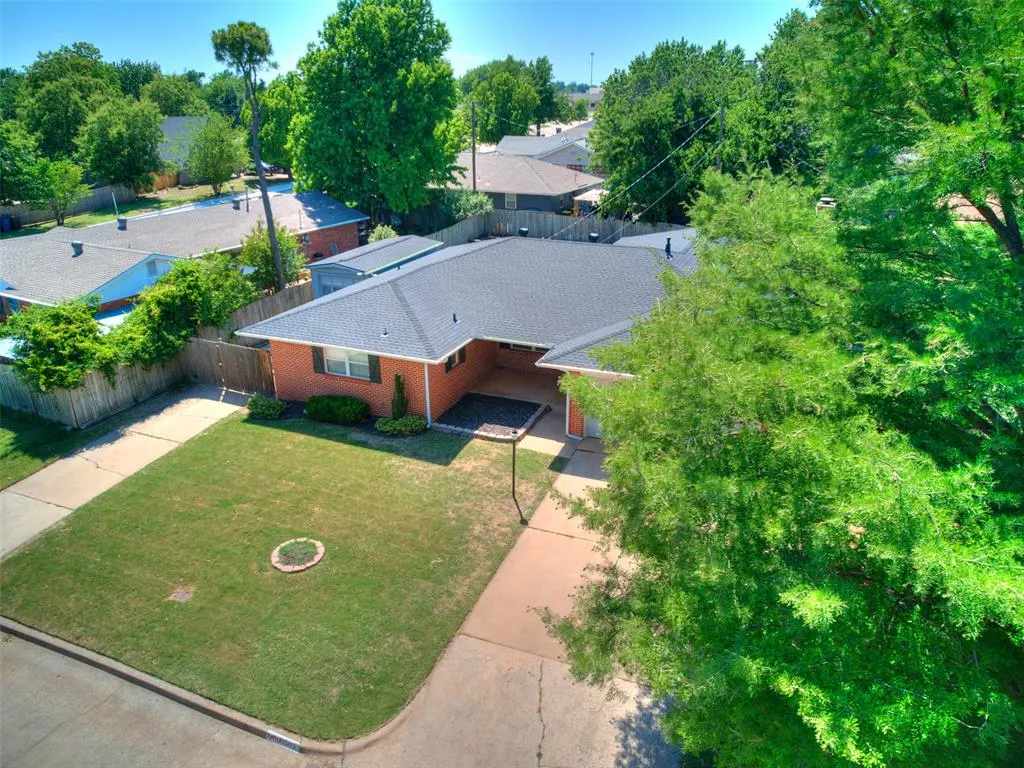 Photo 4 — 10505 Lyndon Road, The Village, OK 73120