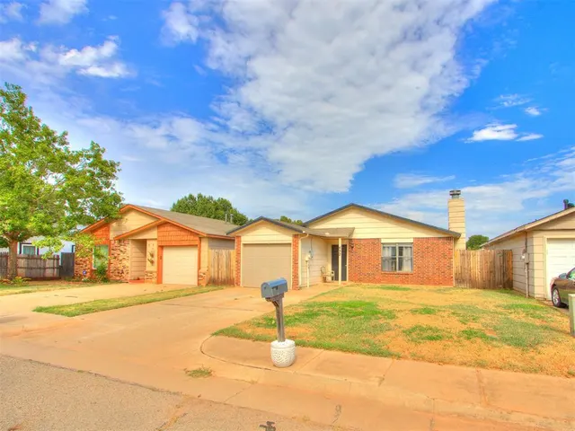 Photo 2 — 432 Dauphin Avenue, Edmond, OK 73034