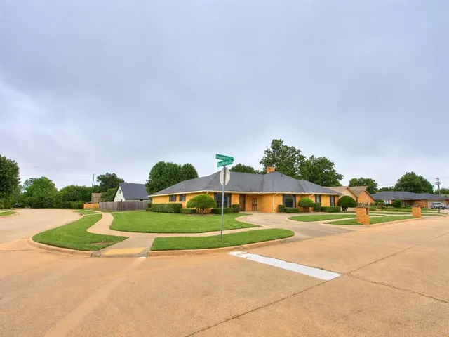 Photo 2 — 613 Inverness Court, Norman, OK 73072