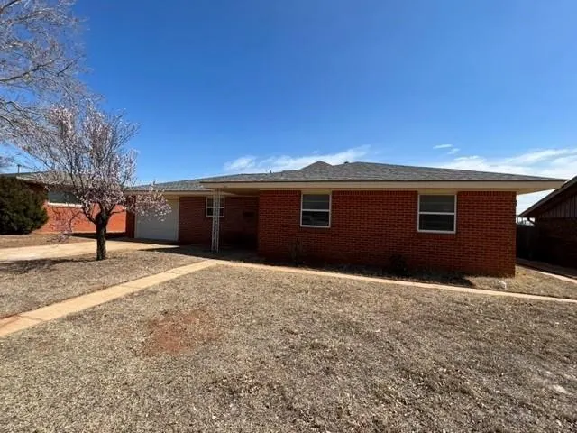 Front exterior — 204 Texas Street, Weatherford, OK 73096