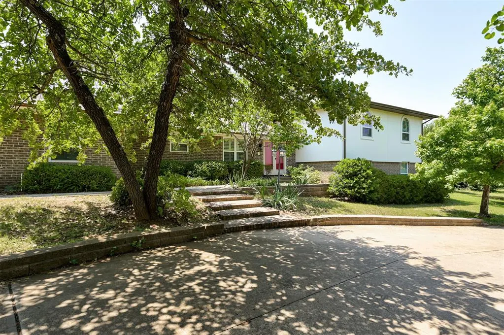 Photo 2 — 2400 Old Farm Road, Edmond, OK 73013