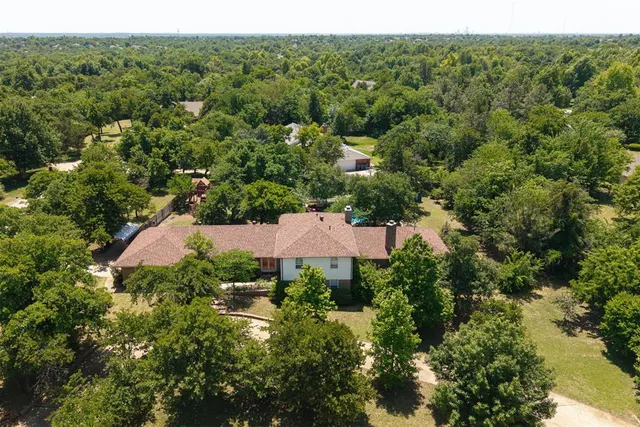 Photo 3 — 2400 Old Farm Road, Edmond, OK 73013