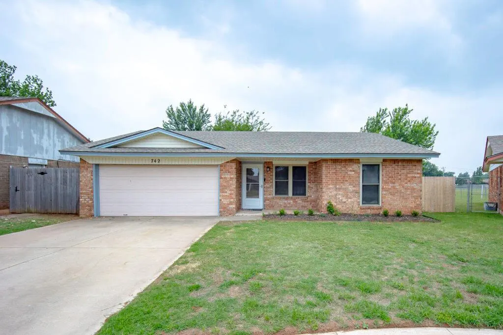 Front exterior — 742 W Juniper Drive, Mustang, OK 73064