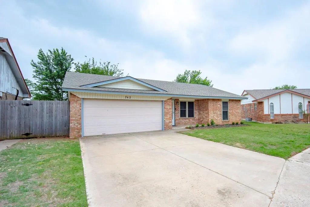 Photo 3 — 742 W Juniper Drive, Mustang, OK 73064