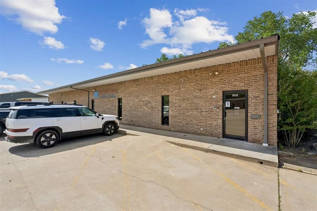 Photo 6 — 908 E 35th Street, Shawnee, OK 74804
