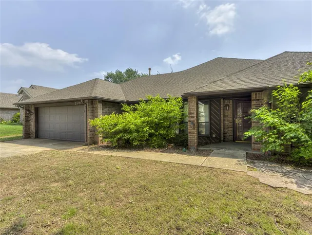 Photo 2 — 2512 Brookhaven Drive, Edmond, OK 73034