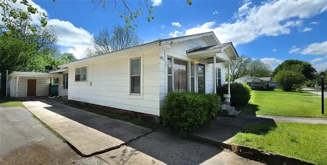 Photo 2 — 204 NE 10th Avenue, Ardmore, OK 73401