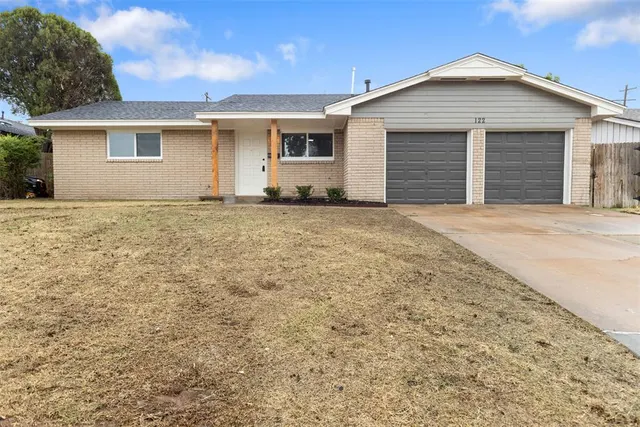 Front exterior — 122 Kelly Drive, Moore, OK 73160