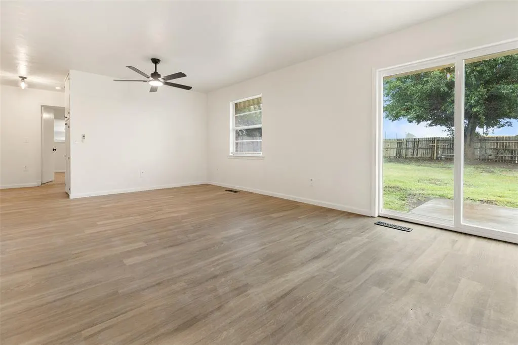 Photo 5 — 122 Kelly Drive, Moore, OK 73160
