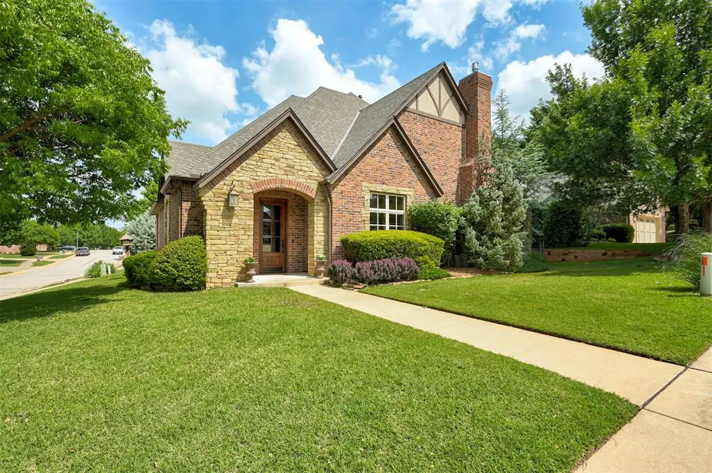Photo 2 — 10512 Elmwood Forest Drive, Oklahoma City, OK 73151