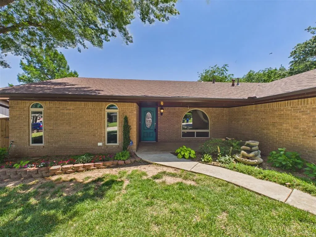 Photo 2 — 2332 Lindenwood Lane, Norman, OK 73071
