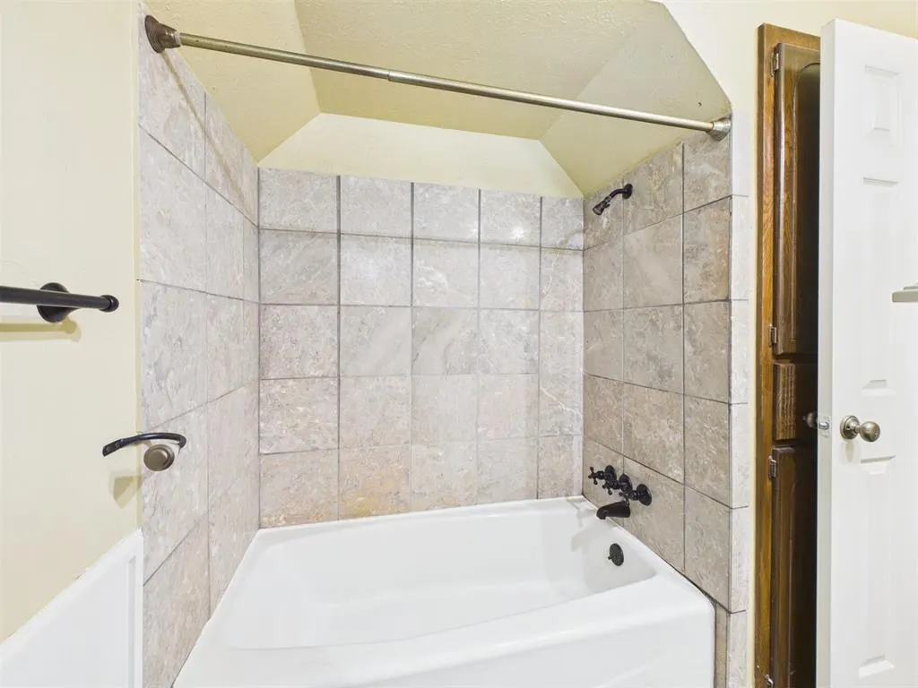Photo 11 — 2332 Lindenwood Lane, Norman, OK 73071