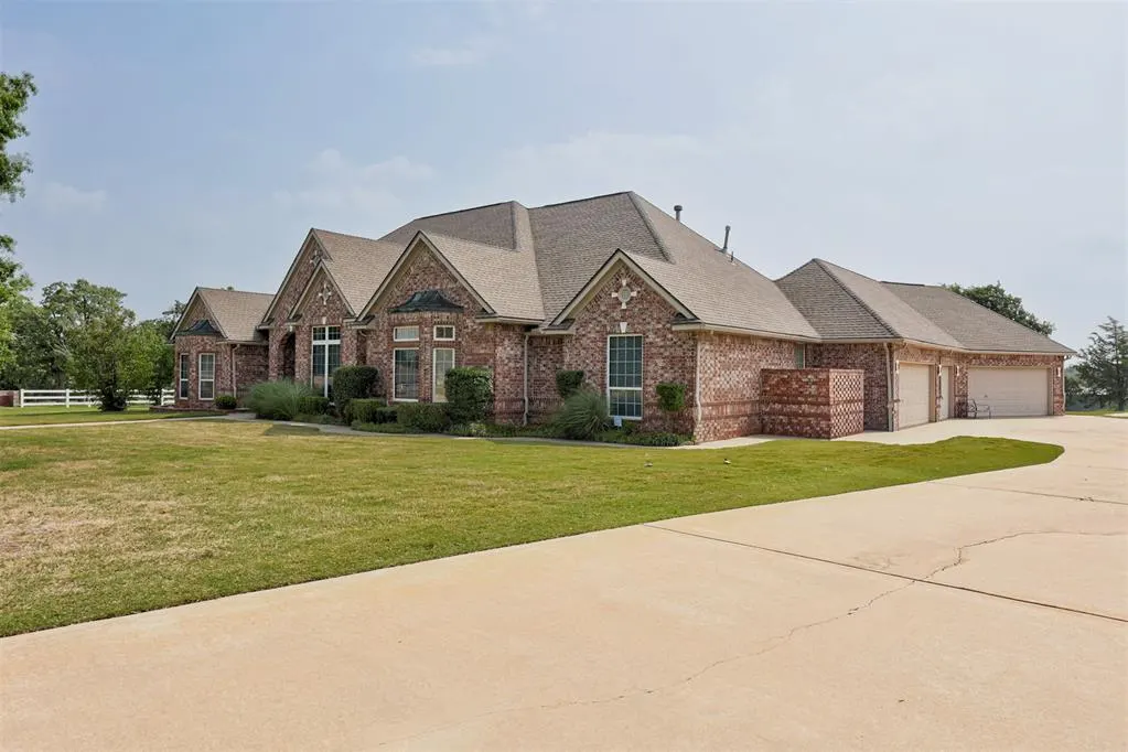Photo 2 — 68 Stonegate Drive, Choctaw, OK 73020