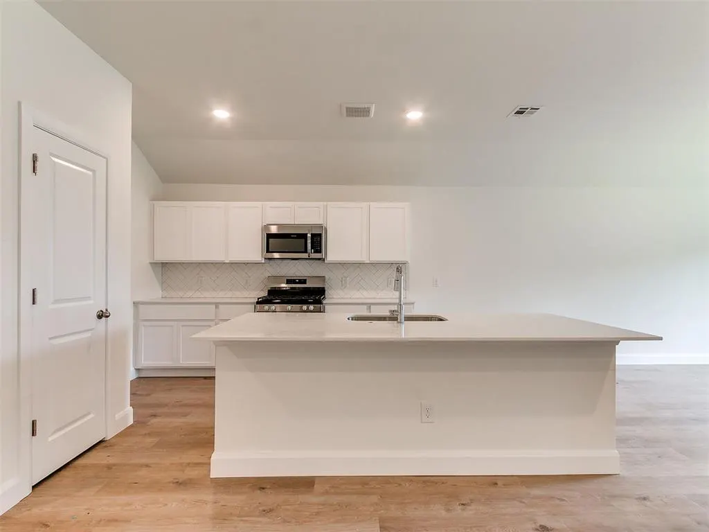 Photo 8 — 814 Twin Lakes Drive, Noble, OK 73068