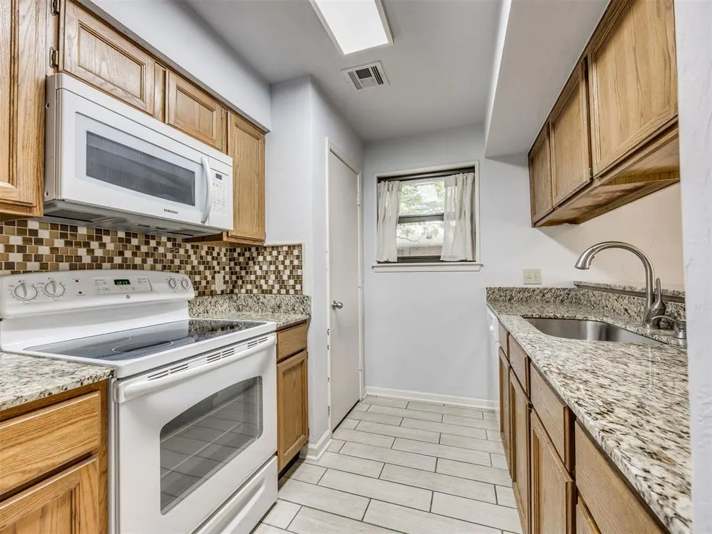 Photo 10 — 4400 Hemingway Drive 219, Oklahoma City, OK 73118