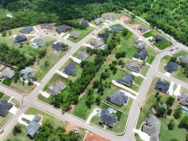 Photo 3 — 9900 Shadow Creek Trail, Oklahoma City, OK 73151