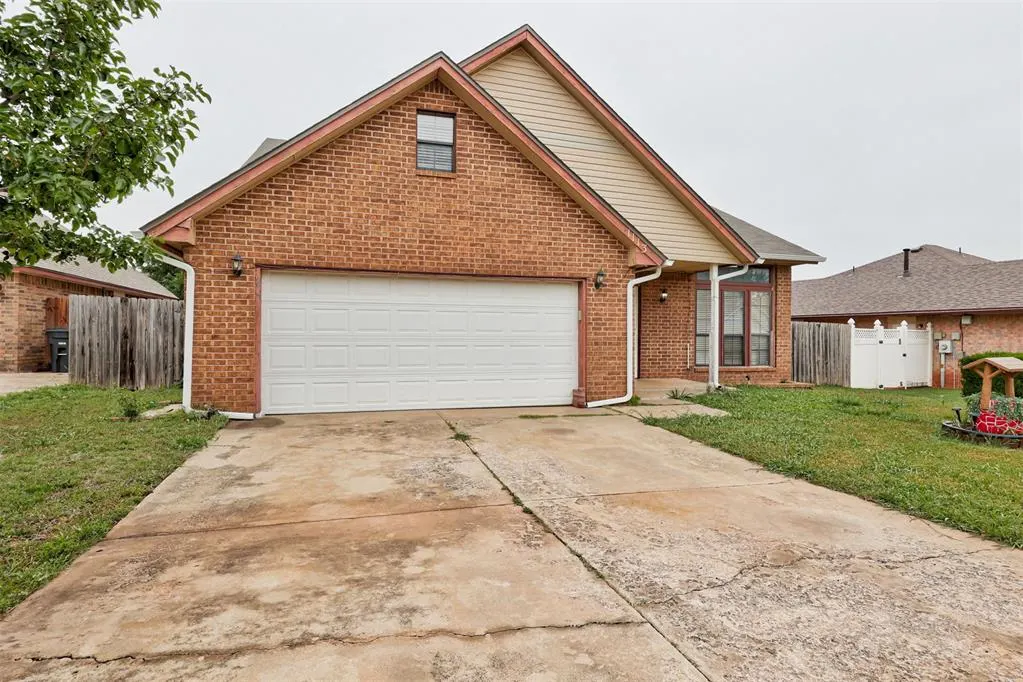 Photo 3 — 1113 NE 9th Court, Moore, OK 73160