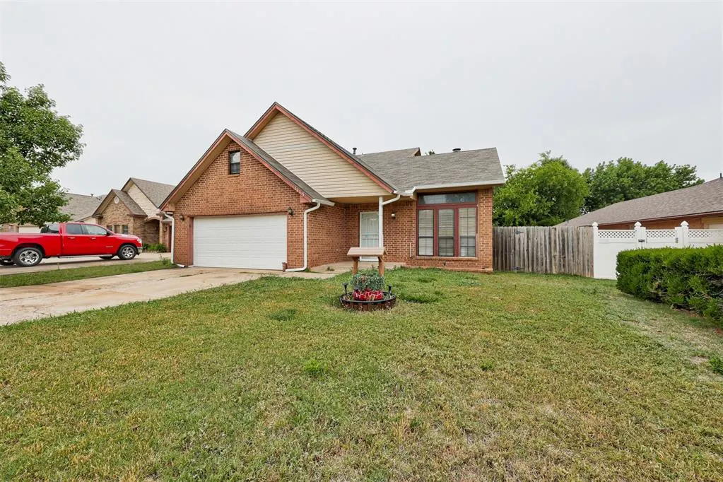 Photo 4 — 1113 NE 9th Court, Moore, OK 73160