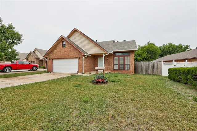 Photo 4 — 1113 NE 9th Court, Moore, OK 73160