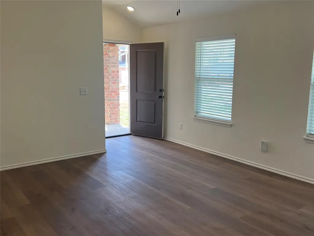 Photo 2 — 306 Liam Drive, Yukon, OK 73099