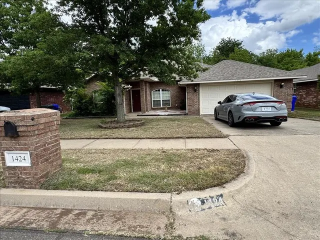 Front exterior — 1424 Teakwood Drive, Norman, OK 73071