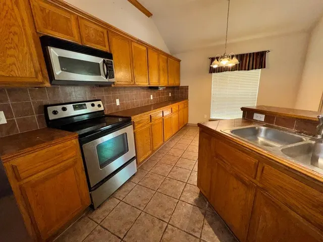 Photo 6 — 1424 Teakwood Drive, Norman, OK 73071