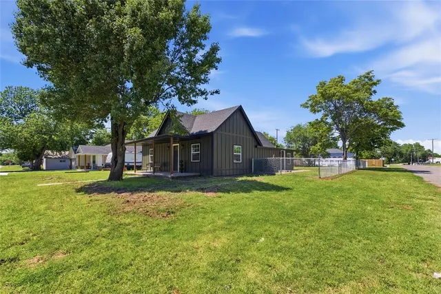 Photo 2 — 201 W Holly Street, Tuttle, OK 73089