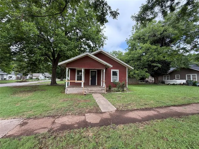 Front exterior — 701 E Charles Avenue, Pauls Valley, OK 73075